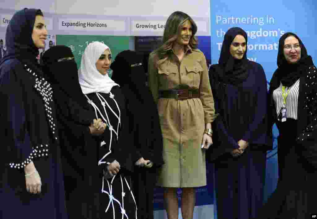 سفر بانوی اول آمریکا به عربستان سعودی؛ بانوی اول آمریکا با زنان سعودی در مرکز خدمات بازرگانی به زنان در ریاض عکس یادگاری گرفت.