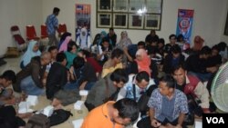 Suasana menyimak pertandingan sepakbola Piala Dunia yang disiarkan secara langsung oleh RRI Yogyakarta (Foto courtesy: Munarsih/RRI Yogyakarta).