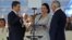 Le président hondurien Juan Orlando Hernandez prête serment, en présence de son épouse, Ana Garcia, et du président du Congrès National du Honduras, Mauricio Oliva, à Tegucigalpa, le 27 janvier 2018. (REUTERS/Jorge Cabrera)