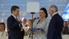 Presiden Honduras Juan Orlando Hernandez, didampingi istrinya, Ana Garcia de Hernandez, dan Presiden Kongres Nasional Honduras Mauricio Oliva, dilantik di Stadion Nasional Tiburcio Carias Andino di Tegucigalpa, Honduras, 27 Januari, 2018. (Foto: REUTERS/Jorge Cabrera)