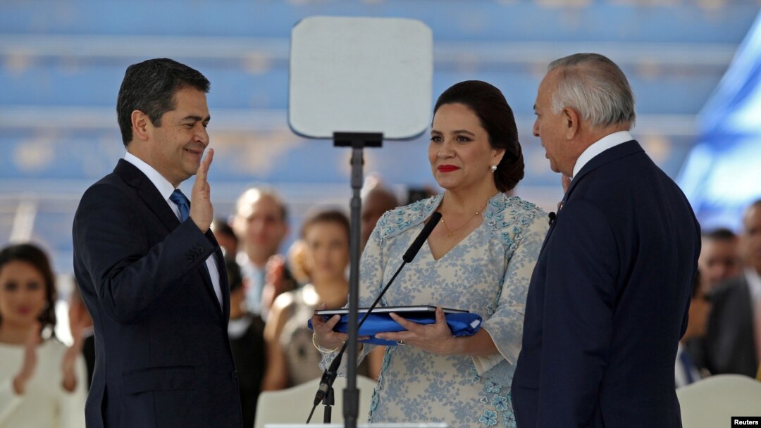 Presiden Honduras Juan Orlando Hernandez, didampingi istrinya, Ana Garcia de Hernandez, dan Presiden Kongres Nasional Honduras Mauricio Oliva, dilantik untuk masa jabatan baru di Stadion Nasional Tiburcio Carias, di Tegucigalpa, Honduras, 27 Januari 2018.