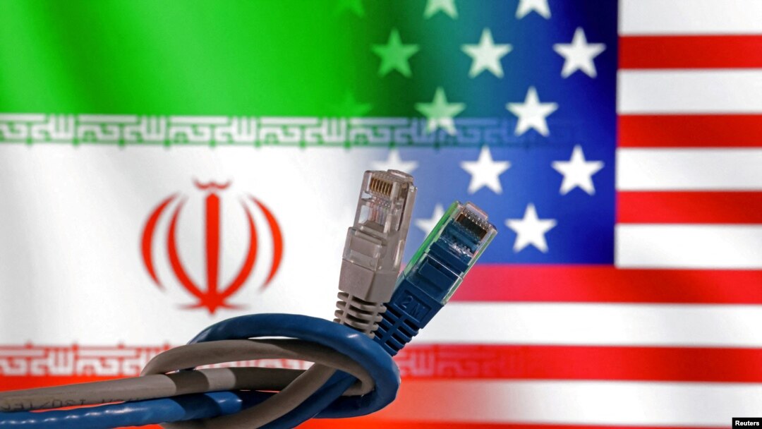 Kabel LAN terlihat di depan bendera AS dan Iran dalam ilustrasi yang diambil pada 23 April 2024. (Foto: Dado Ruvic/Reuters)