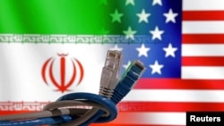 En esta ilustración tomada el 23 de abril de 2024 se ven las banderas de Estados Unidos e Irán. Este jueves 27 de junio de 2024, EEUU anunció sanciones a Irán por escalada nuclear.