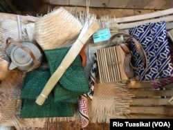 Produk turunan bambu berupa kerajinan tangan dan perabot rumah tangga sudah lama dikenal oleh masyarakat Indonesia dan dunia. (Foto: VOA/Rio Tuasikal)