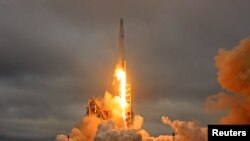 Perusahaan swasta "SpaceX" meluncurkan roket Falcon 9 dalam misi mengirim perlengkapan bagi astronot di stasiun antariksa internasional (ISS) dari Kennedy Space Center di Cape Canaveral, Florida, Februari lalu (foto: ilustrasi). 