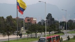 El sistema de autobuses Transmilenio de Bogotá circulando vacío en una carretera de Bogotá (Colombia)