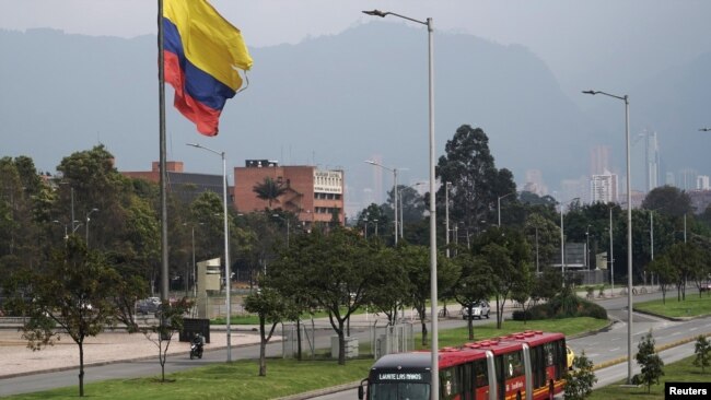El sistema de autobuses Transmilenio de Bogotá circulando vacío en una carretera de Bogotá (Colombia)