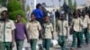 Un groupe d'écoliers kidnappés est escorté par des militaires et des fonctionnaires nigérians après leur libération suite à leur enlèvement la semaine dernière, à Katsina, au Nigeria, le 18 décembre 2020.