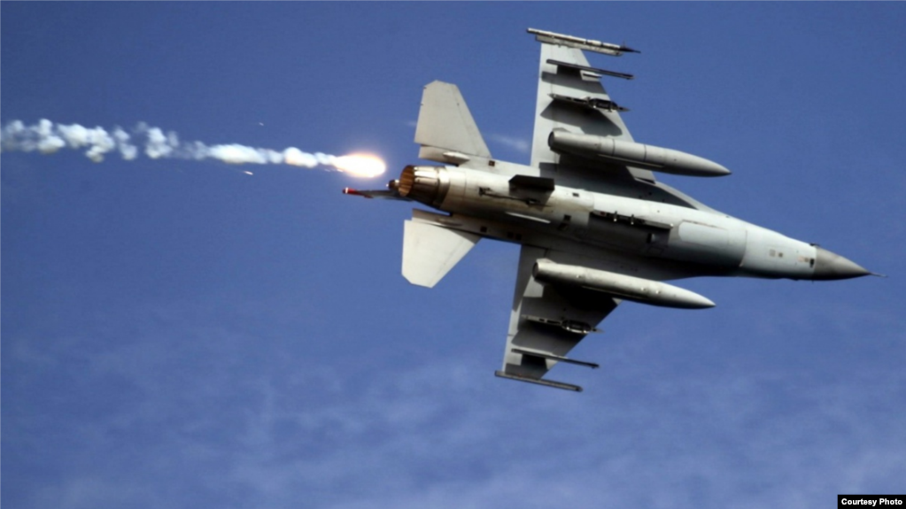台灣2019年5月30日舉行“聯合灘岸殲敵作戰實彈射擊”演習，台灣空軍F-16戰機發射熱焰彈後脫離目標區。 （台灣國防部）