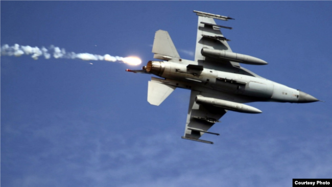 台湾2019年5月30日举行“联合滩岸歼敌作战实弹射击”演习，台湾空军F-16战机发射热焰弹后脱离目标区。（台湾国防部）