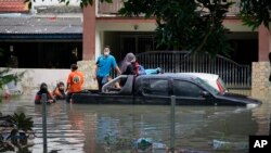 Watu waliokwama ndani ya magari yao kutokana na mafuriko katika mji wa Shan Alam, karibu na mji wa Kuala Lumpur, Malaysia, Dec 20, 2021