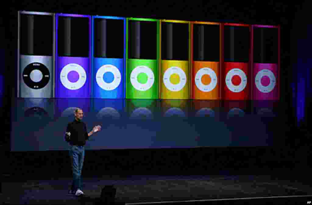 2008年：在旧金山举行的一个特别活动中，苹果电脑公司首席执行官乔布斯宣布推出新款iPod Nano。(AFP)