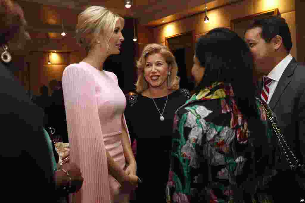 在参加女性企业家融资倡议峰会之后，在科特迪瓦总统举行的国宴上，美国白宫高级顾问伊万卡&middot;特朗普2019年4月17日在科特迪瓦阿比让同科特迪瓦总统夫人等人交谈。