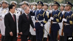  Chủ tịch Trung Quốc Hồ Cẩm Đào (trái) và Tổng thống Nga Vladimir Putin duyệt hàng quân danh dự trong buổi lễ tiếp đón ông Putin đến dự hội nghị Tổ chức Hợp tác Thượng Hải ở Bắc Kinh 