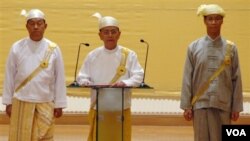 Presiden Thein Sein (tengah) menambah catatan reformasi dengan mengkritik para pejabat era pemerintahan militer Burma (Foto: dok).