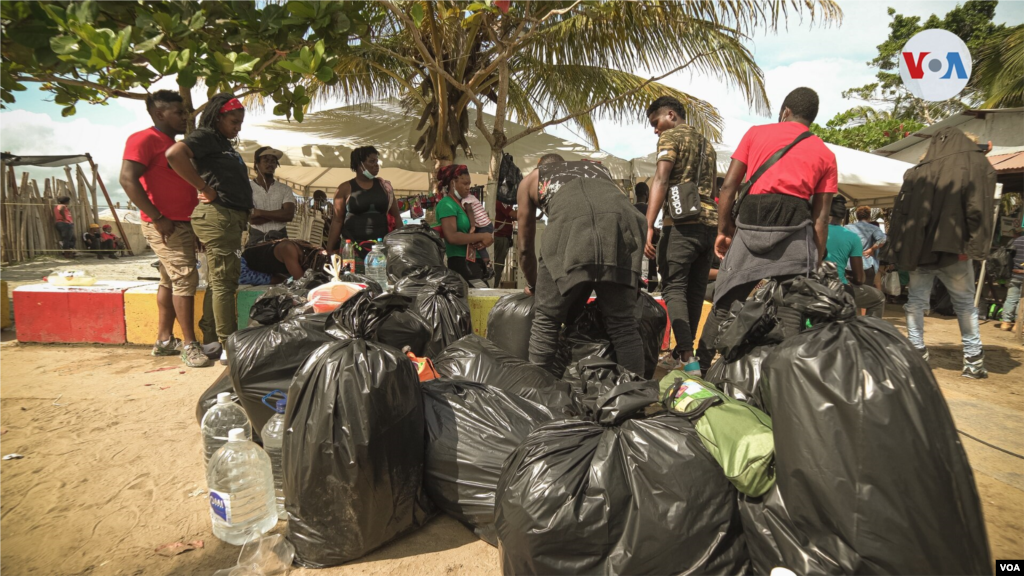 Un grupo de migrares africanos empacan sus pertenencias en bolsas de basura para iniciar la traves&#237;a que los llevar&#225; a cruzar el mar abierto y enfrentarse a los peligros del Tap&#243;n del Dari&#233;n.