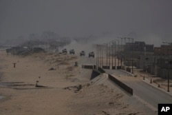 Kendaraan lapis baja Israel melewati Deir al Balah, Jalur Gaza, pada Sabtu, 8 Juni 2024. (Foto: AP)