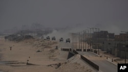 Vehículos blindados israelíes en Deir al Balah, Franja de Gaza, el 8 de junio de 2024. 