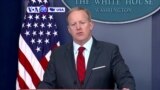 Manchetes Americanas 12 Abril 2017: Assessor de imprensa da Casa Branca, Sean Spicer, pede desculpa