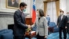 台湾总统蔡英文在总统府会晤到访的美国联邦国会议员、新成立的监督美中竞争关系的特别委员会成员罗·肯纳（Ro Khanna）。（2023年2月21日）
