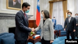 차이잉원(가운데) 타이완 총통이 지난달 21일 타이베이에서 로 칸나 미 하원의원과 악수하고 있다. (자료사진=타이완 총통부 제공)