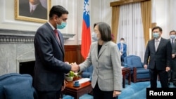 Presiden Taiwan Tsai Ing-wen bertemu dengan delegasi anggota Kongres Amerika Serikat di kantor kepresidenan di Taipei, Taiwan, 21 Februari 2023. (Foto: via Reuters)