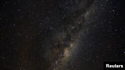 Una panorámica de la Vía Láctea observada desde el Parque Nacional Puyehue, cerca de Osorno, Chile. La foto fue tomada en mayo del 2008.