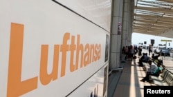 Logo Lufthansa tampak di depan terminal Bandara Internasional Kairo, Mesir, 21 Juli 2019. 