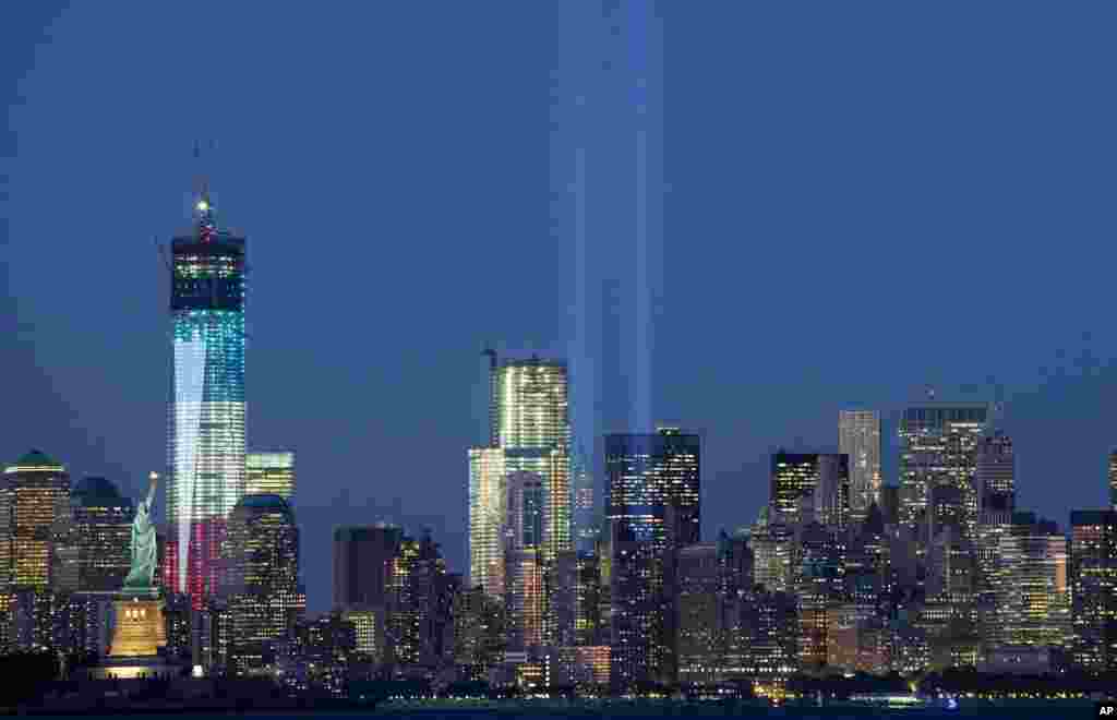 El tributo de luz del World Trade Center ilumin&oacute; el sur de Manhattan la noche de este lunes, en la v&iacute;spera del aniversario del 11 de septiembre.