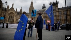 Para demonstran Anti-Brexit melakukan unjuk rasa di depan gedung parlemen Inggris di London 3 April lalu. 