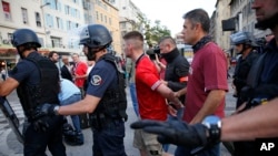 Un homme est arrêté par la police française après des échauffourées mineures dans le centre de Marseille, France, 10 juin 2016. (AP photo / Ariel Schalit)