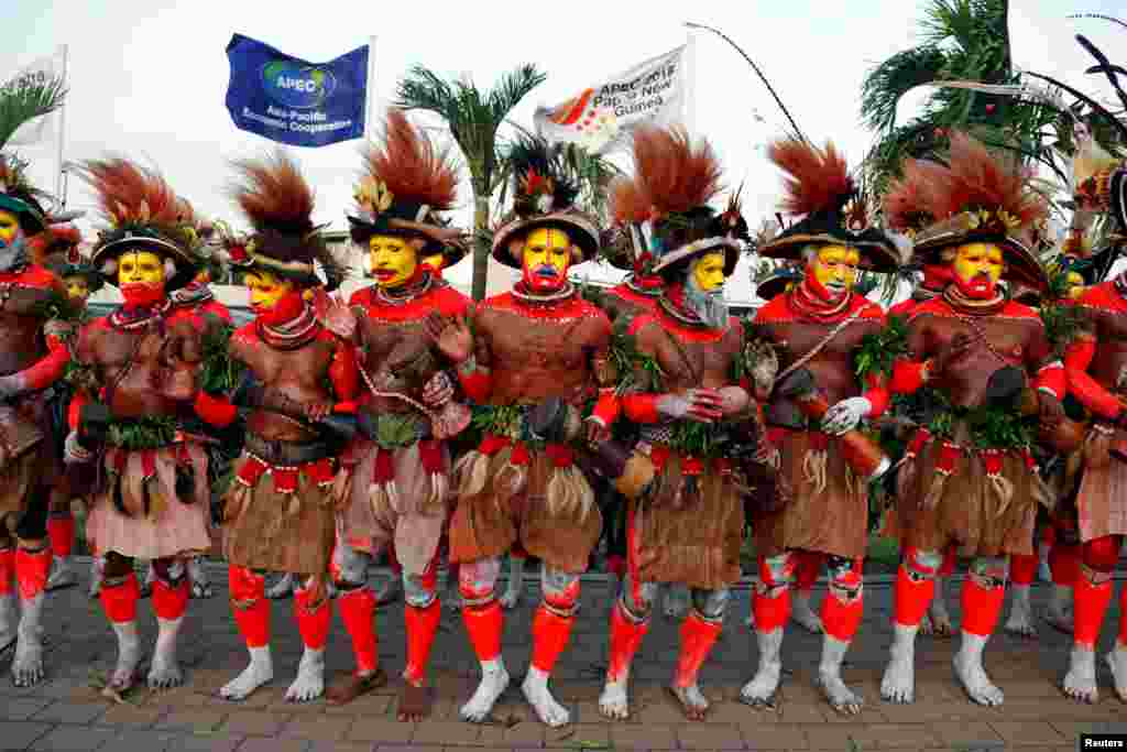 Traditional dancers from the Southern Highlands of Papua New Guinea wait for Chinese President Xi Jinping to arrive ahead of the Asia-Pacific Economic Cooperation (APEC) Summit, in Port Moresby.