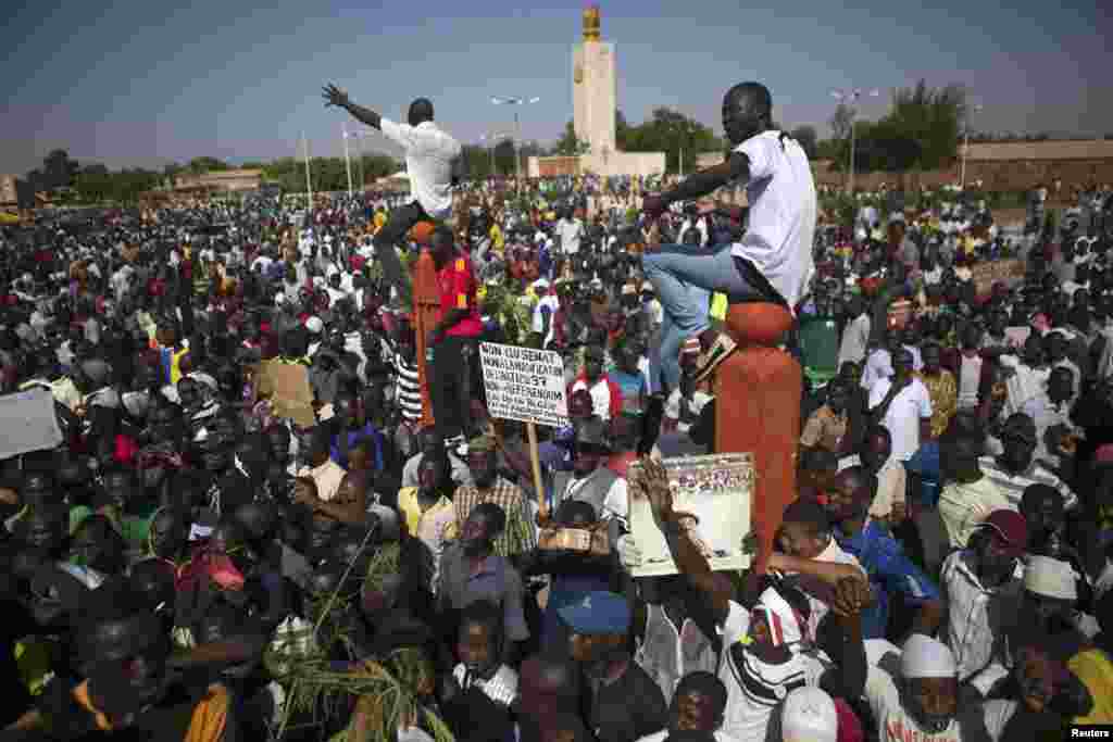 Des manifestants réunis à la&nbsp; place de la Nation à Ouagadougou, Burkina Faso, le 28 octobre 2014. 