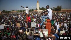Des manifestants lors des protestations contre Blaise Compaoré à Ouagadougou, Burkina Faso, le 28 octobre 2014.