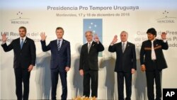 De izquierda a derecha, los presidentes de Paraguay, Mario Abdo Benítez, Argentina, Mauricio Macri, Uruguay, Tabaré Vázquez, Brasil, Michel Temer y Bolivia, Evo Morales, en la Cumbre del Mercosur en Montevideo, Uruguay, el 18 de diciembre de 2018.