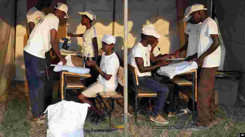 Les responsables électoraux préparent les bulletins de vote pour l&#39;élection présidentielle, Bujumbura, 21 juillet 2015.