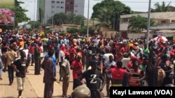 Début de la marche au niveau d’Atikoumé, à Lomé, Togo, le 7 novembre 2017. (VOA/Kayi Lawson)