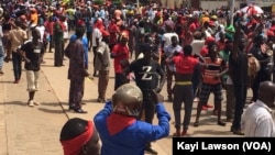 Début de la marche au niveau d’Atikoumé, à Lomé, Togo, le 7 novembre 2017. (VOA/Kayi Lawson)