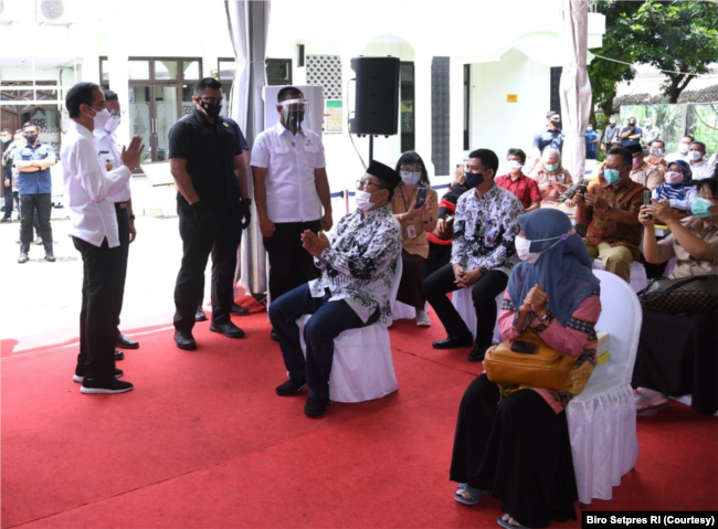 Presiden Jokowi saat acara aksinasi kepada salah satu tenaga pendidik yang bertempat di SMAN 70 Jakarta. (Foto: Courtesy/Biro Setpres)