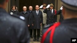 El presidente francés, Francois Hollande, junto al ministro del interior, Bernard Cazeneuve (izquierda), y al prefecto policial, Bernard Boucalt, guardan un minuto de silencio en París.