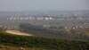 فائل فوٹو: 4 فروری 2021 کو اسرائیل کے زیر قبضہ گولان کی پہاڑیوں سے لی گئی یہ تصویر قنیطرہ کی شامی گورنری کے ساتھ سرحدی باڑ کو دکھاتی ہے۔