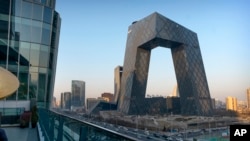 资料照片：在北京的中国中央电视台(CCTV)总部大楼，该大楼是中国官方电视网络CCTV及其海外分支机构CGTN的所在地。(2021年2月4日)