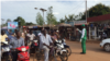 Ousmane Sawadogo, président de l’Association Faso One Village régulant la circulation, au Burkina, le 12 novembre 2018. (VOA/Lamine Traoré)