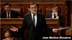 El presidente del Gobierno español, Mariano Rajoy, responde a una pregunta en el Parlamento, en Madrid, 18 de octubre de 2017. 