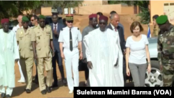 La ministre française des Armées, Florence Parly, et le ministre nigérien de la Défense, Kalla Moutari, lors d'une visite pour soutenir les troupes du G5 Sahel à Ouallam, ville de garnison au Niger, le 20 juillet 2018.