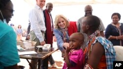 Ibu Negara AS Jill Biden (tengah) menyapa para perempuan komunitas Maasai saat mereka menjelaskan situasi kekeringan di Ngatataek, Kajiado Central, Kenya, Minggu, 26 Februari 2023.