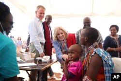 Wanawake wa Jamii ya Kimaasai wakimueleza mke wa Rais wa Marekani Jill Biden alipozuru nchi hiyo hivi karibuni, hali ya ukame ilivyoathiri eneo la Ngatataek, Kajiado Kati, Kenya , Jumapili Februari 26, 2023. (AP Photo/Brian Inganga)