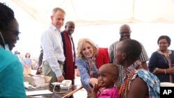 بازدید جیل بایدن، بانوی اول ایالات متحده، از روستای ماسای در کنیا. ۲۶ فوریه ۲۰۲۳.