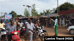 Ousmane Sawadogo, président de l’Association Faso One Village régulant la circulation, au Burkina, le 12 novembre 2018. (VOA/Lamine Traoré)