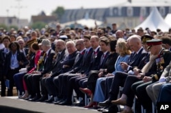 加拿大、英国、法国国家元首和领导人在诺曼底出席诺曼底登陆80周年纪念活动。（2024年6月6日）